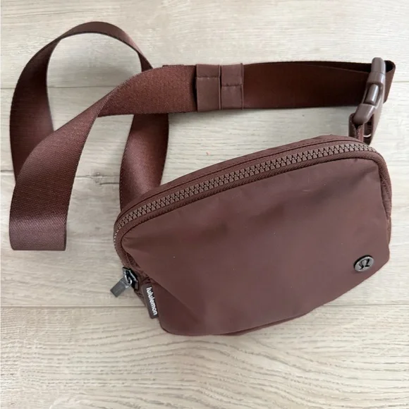 Lululemon Everywhere Belt Bag 1L in Java | Chocolate Brown - Picture 5 of 11